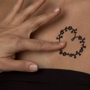 TATUAGGIO 3D TEMPORANEO "BRACCIALE E CUORI" - immagine 4