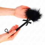 KINK - BACCHETTA IN CORDA DI NYLON CON PIUME TICKLE E FIOCCO NERO 25 CM - immagine 5