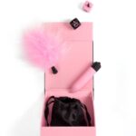 SECRET PLAY - PLEASURES BOX PER COPPIE: DADI + PROIETTILE VIBRANTE + PENNA CON PIUMA - immagine 5